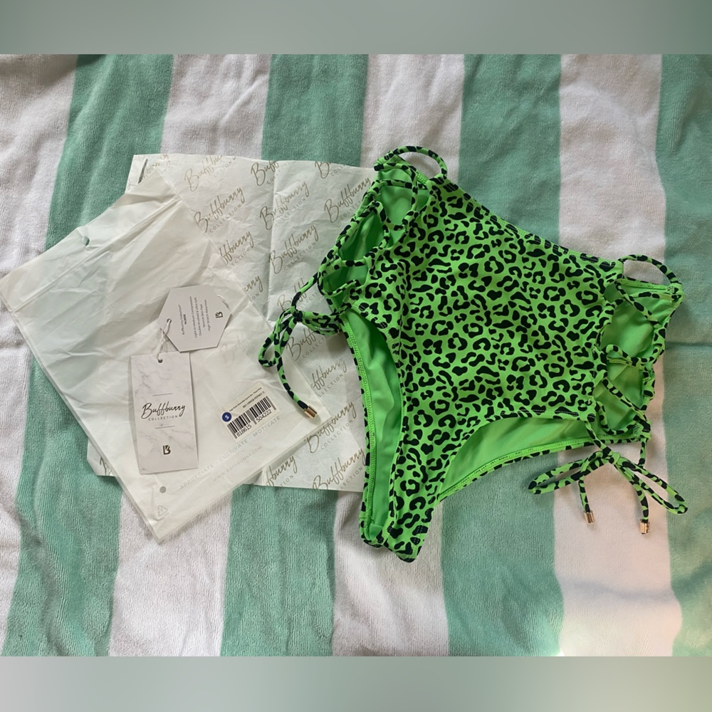 EUC SZ SMALL GREEN LEOPARD SHARK BITE SWIM BOTTOMS